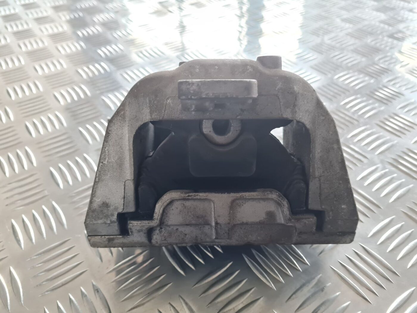 Dzinēja spilvens priekš SKODA OCTAVIA 2002 5 Dzinēja spilvens priekš SKODA OCTAVIA 2002