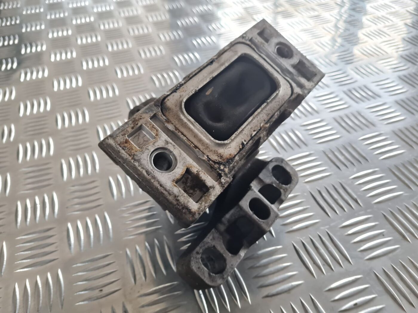 Dzinēja spilvens priekš SKODA OCTAVIA 2002 3 Dzinēja spilvens priekš SKODA OCTAVIA 2002