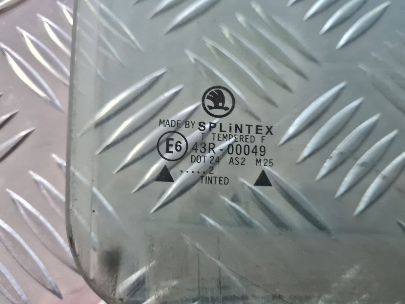 Aizmugurējo labo durvju stikls priekš SKODA OCTAVIA 2002