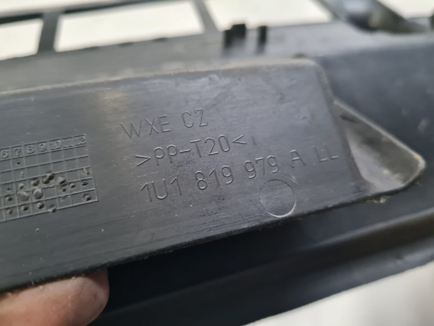 Vējstikla uzlikas (deflektora) režģis priekš SKODA OCTAVIA 2002