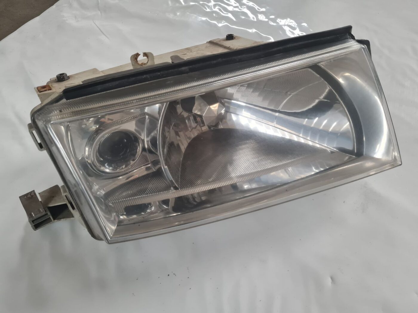 Priekšējais labais lukturis priekš SKODA OCTAVIA 2002 2 Priekšējais labais lukturis priekš SKODA OCTAVIA 2002