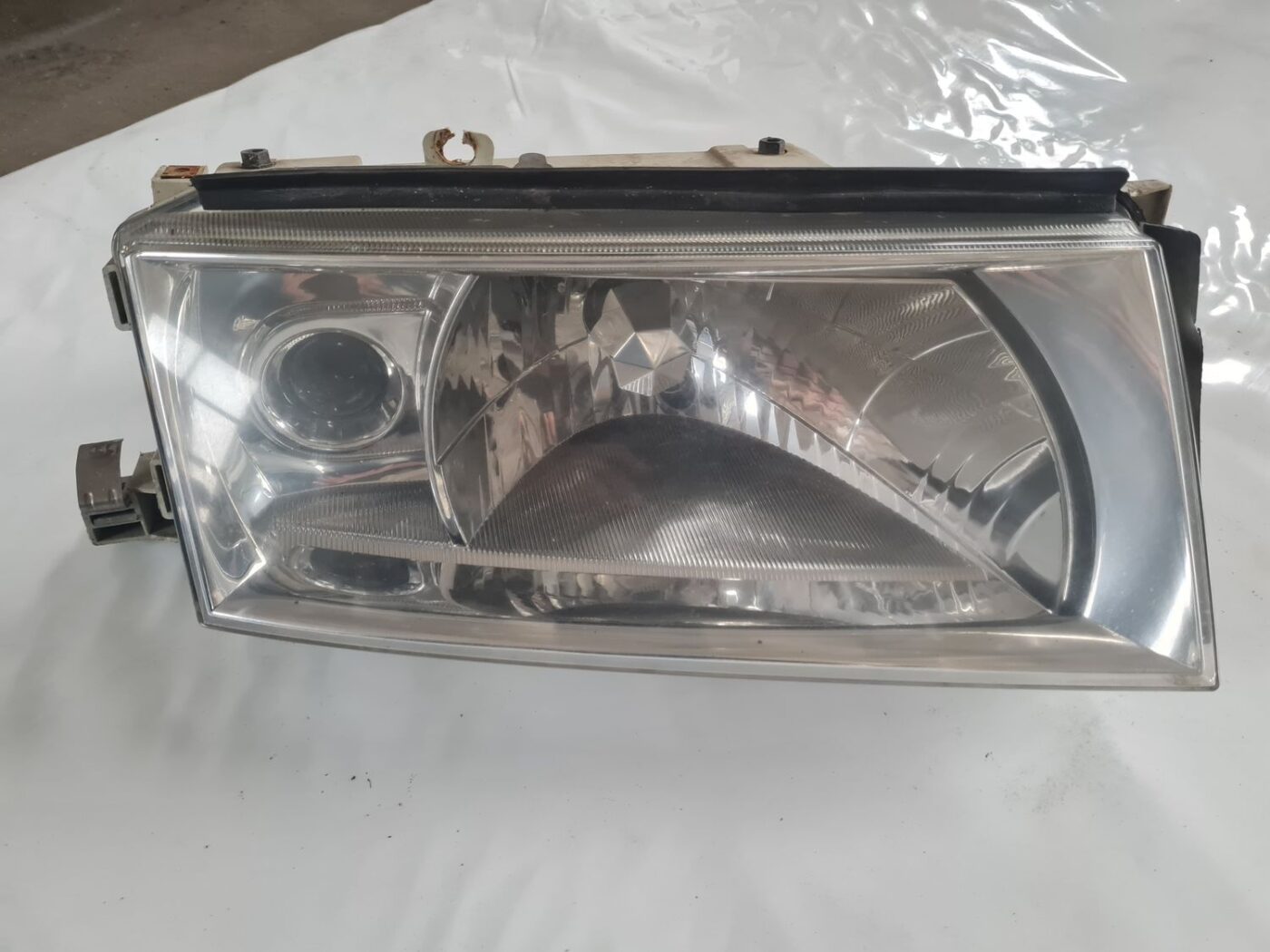 Priekšējais labais lukturis priekš SKODA OCTAVIA 2002 8 Priekšējais labais lukturis priekš SKODA OCTAVIA 2002