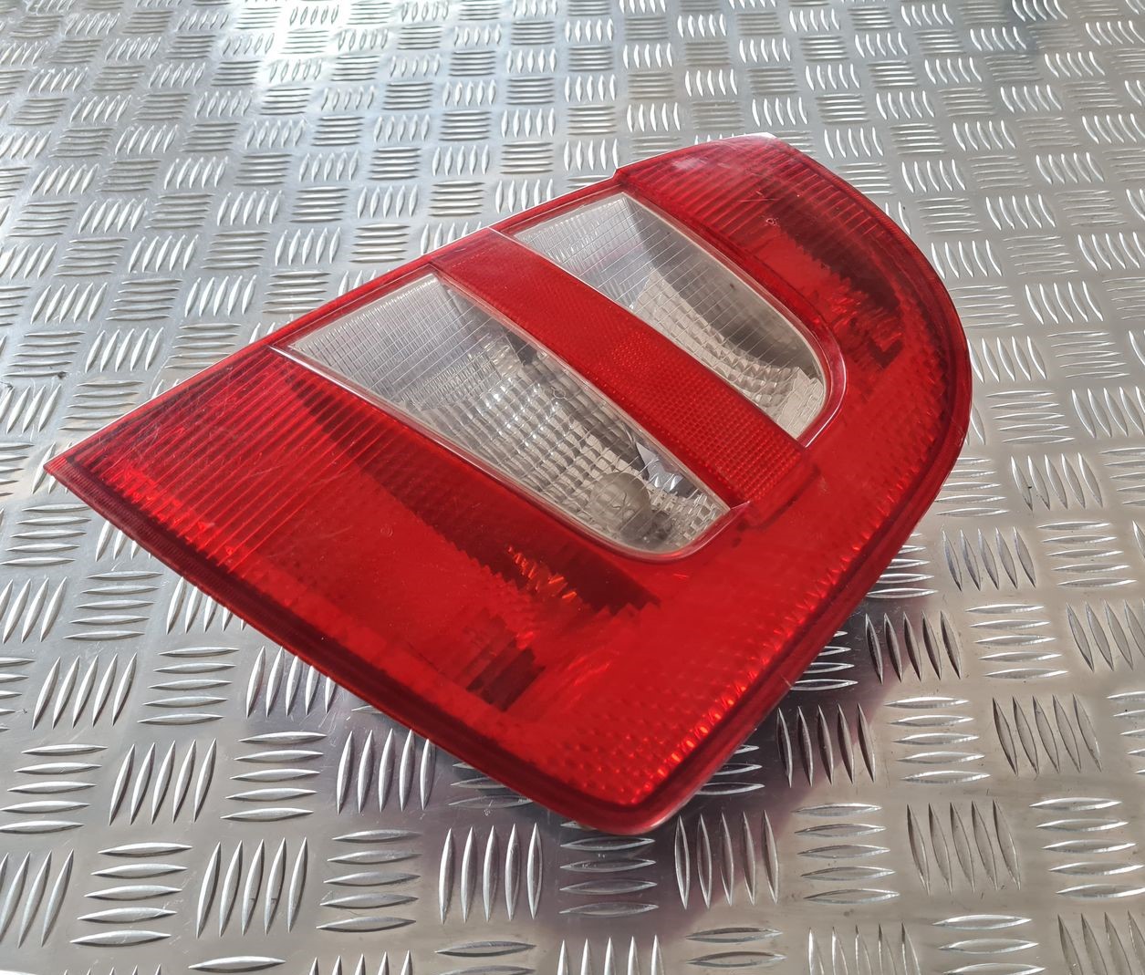 Aizmugurējais labais lukturis priekš ŠKODA FABIA 2003