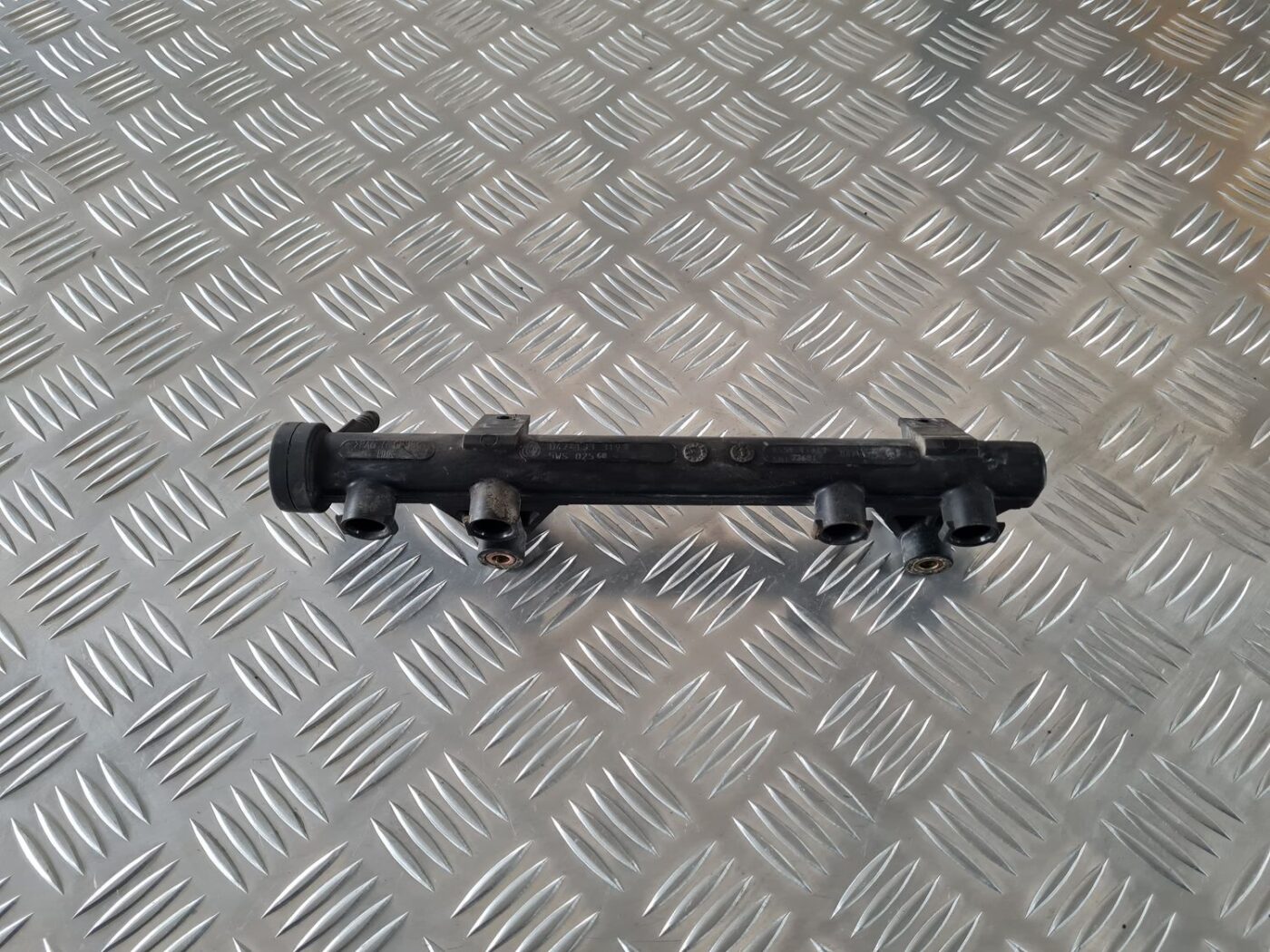 Degvielas sadales caurule priekš ŠKODA FABIA 2003 1 Degvielas sadales caurule priekš ŠKODA FABIA 2003