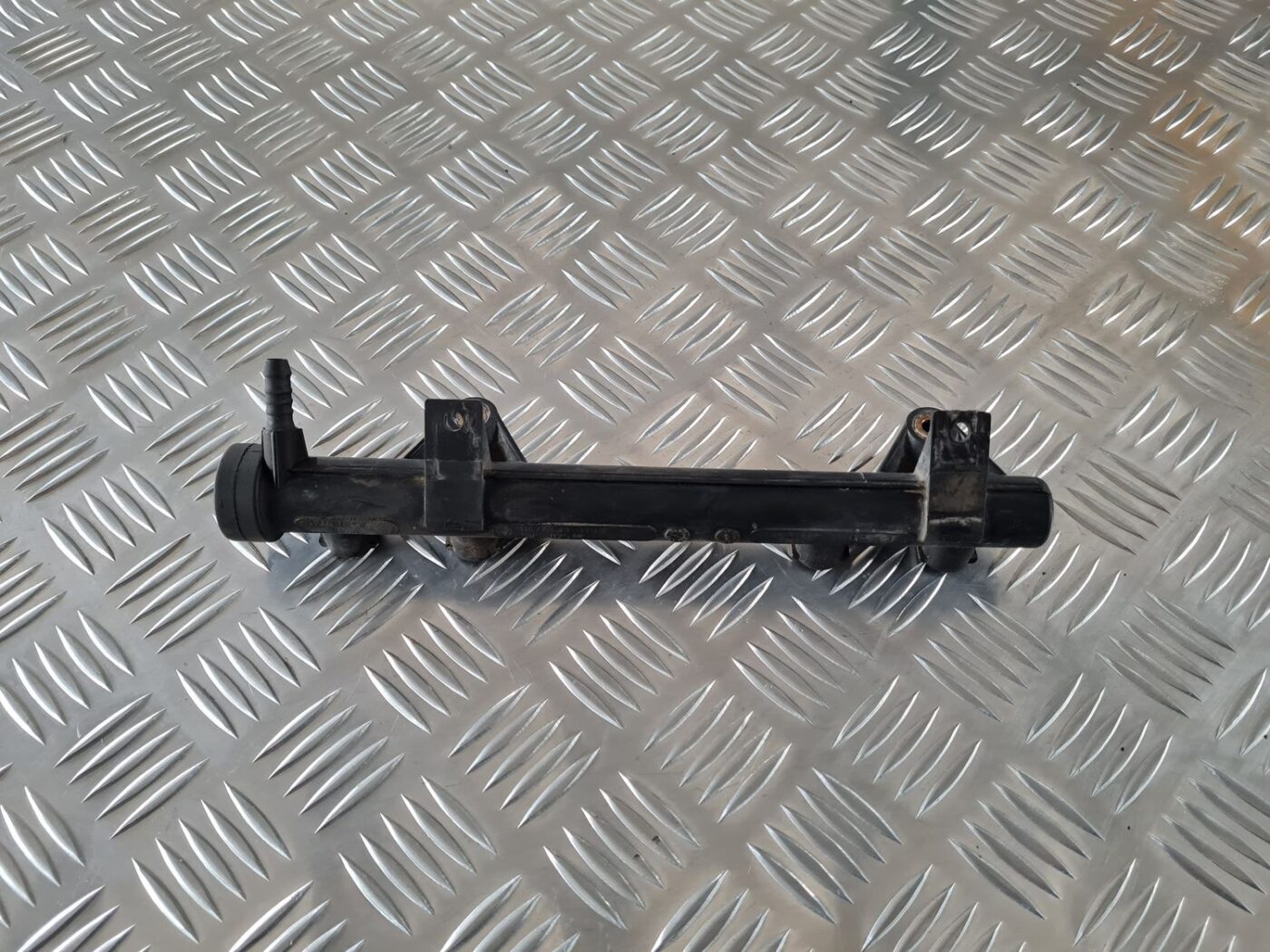 Degvielas sadales caurule priekš ŠKODA FABIA 2003 4 Degvielas sadales caurule priekš ŠKODA FABIA 2003