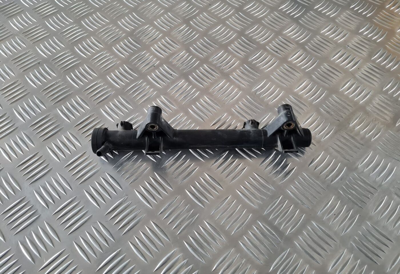 Degvielas sadales caurule priekš ŠKODA FABIA 2003 3 Degvielas sadales caurule priekš ŠKODA FABIA 2003