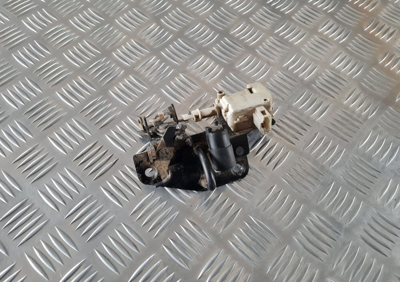 Bagažnieka vāka slēdzenes cilpa priekš ŠKODA FABIA 2003 2 Bagažnieka vāka slēdzenes cilpa priekš ŠKODA FABIA 2003