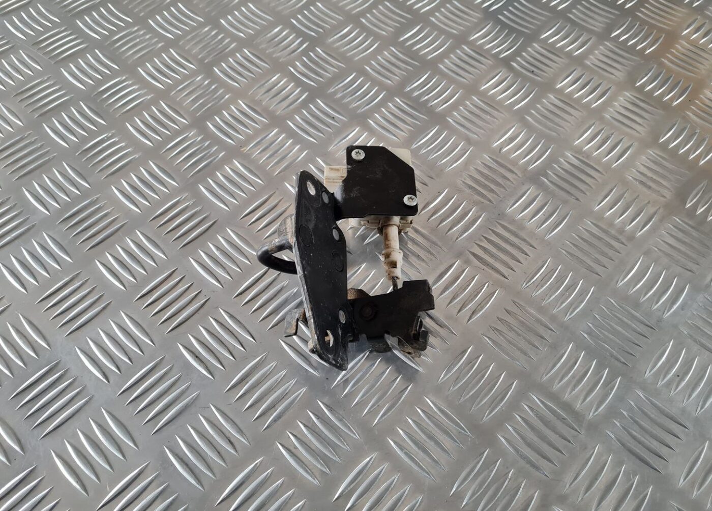 Bagažnieka vāka slēdzenes cilpa priekš ŠKODA FABIA 2003 5 Bagažnieka vāka slēdzenes cilpa priekš ŠKODA FABIA 2003