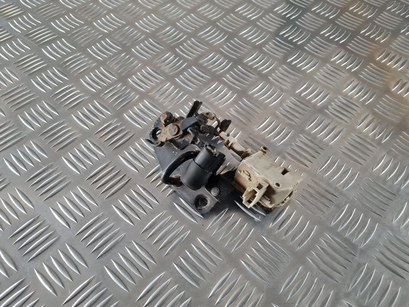 Bagažnieka vāka slēdzenes cilpa priekš ŠKODA FABIA 2003 3 Bagažnieka vāka slēdzenes cilpa priekš ŠKODA FABIA 2003