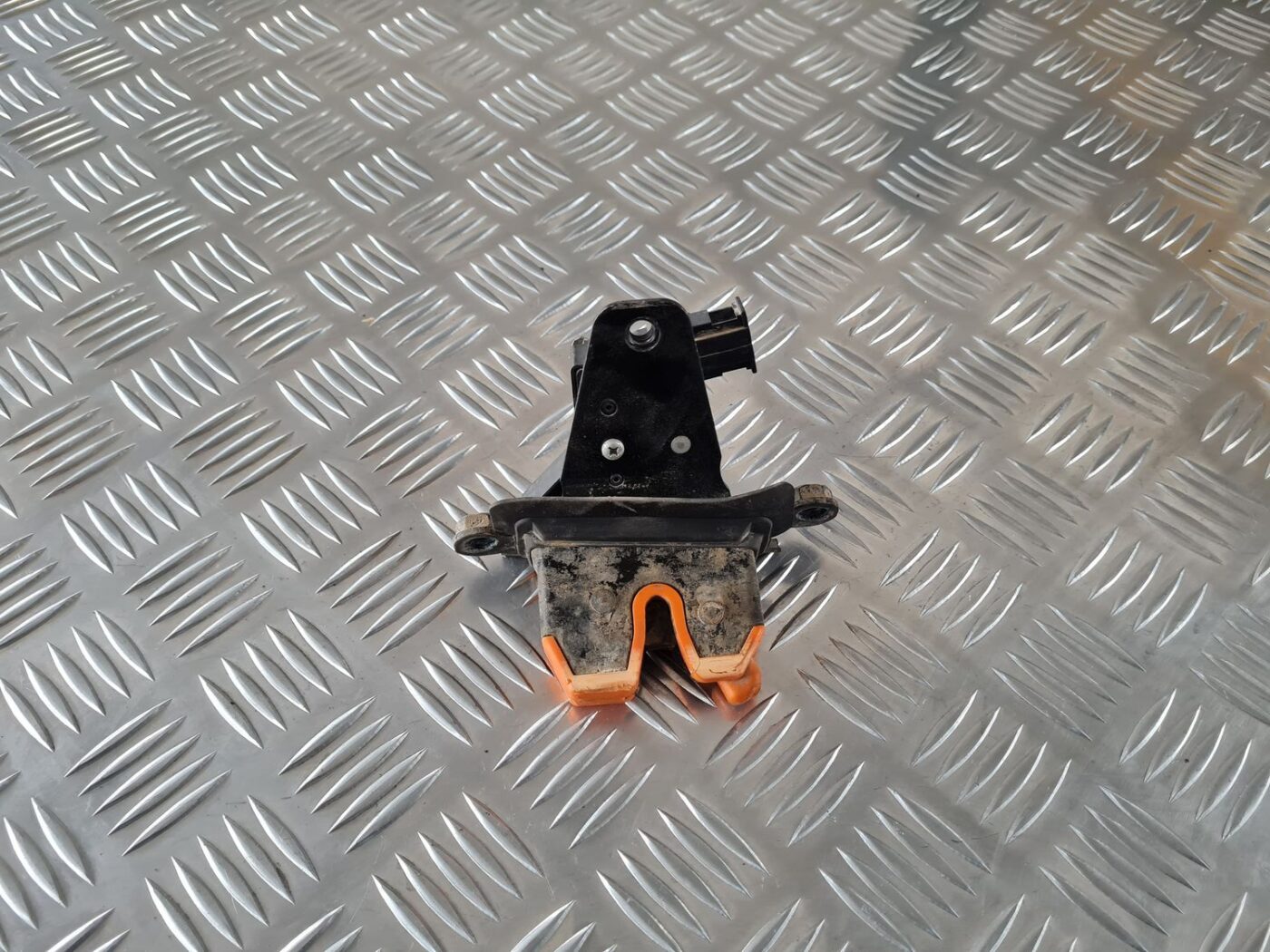 Bagāžnieka vāka slēdzene priekš ŠKODA FABIA 2003 2 Bagāžnieka vāka slēdzene priekš ŠKODA FABIA 2003