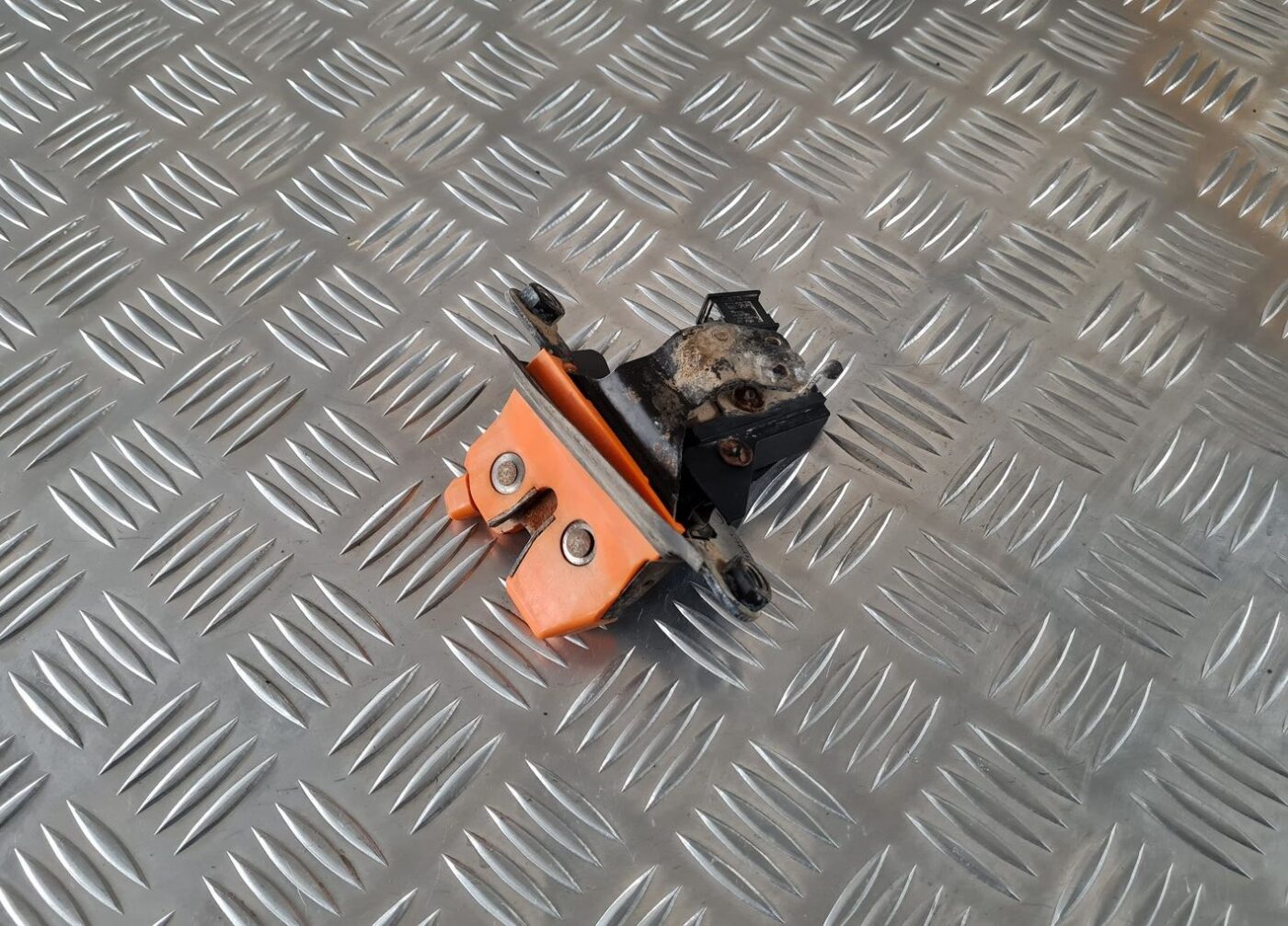 Bagāžnieka vāka slēdzene priekš ŠKODA FABIA 2003 4 Bagāžnieka vāka slēdzene priekš ŠKODA FABIA 2003