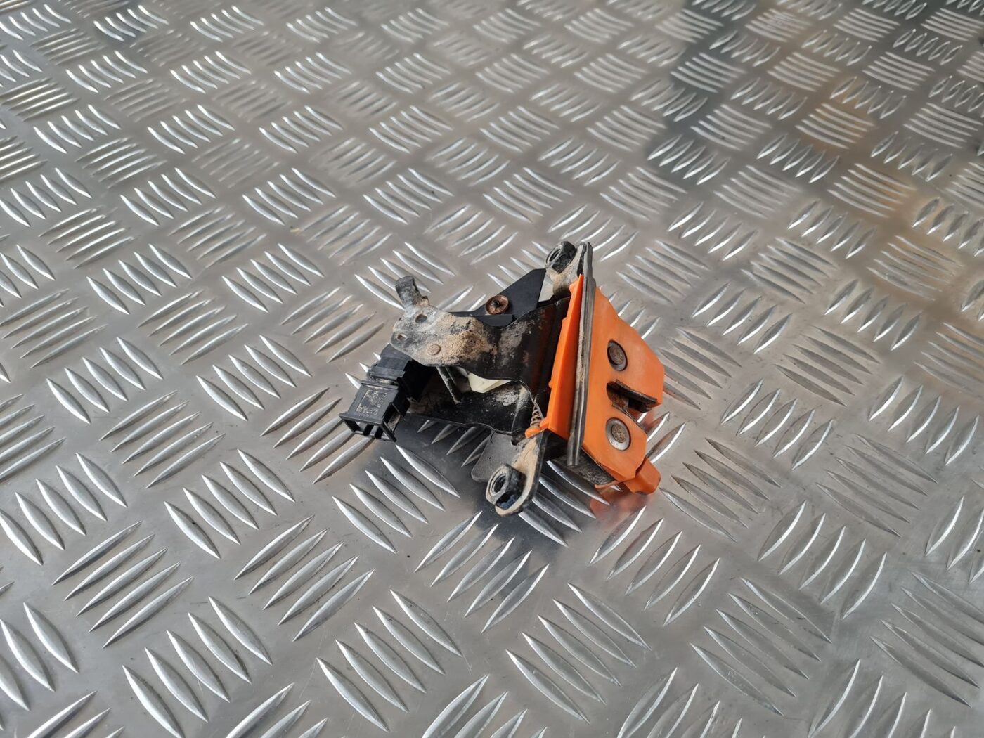 Bagāžnieka vāka slēdzene priekš ŠKODA FABIA 2003 3 Bagāžnieka vāka slēdzene priekš ŠKODA FABIA 2003