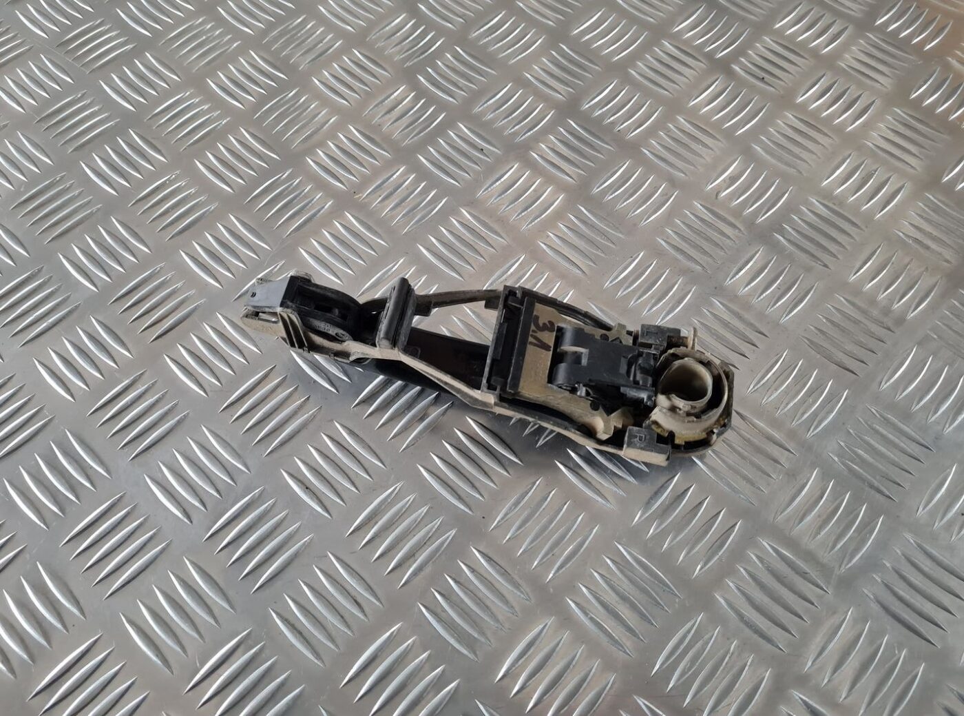 Aizmugurējais kreisais durvju rokturis priekš ŠKODA FABIA 2003 2 Aizmugurējais kreisais durvju rokturis priekš ŠKODA FABIA 2003