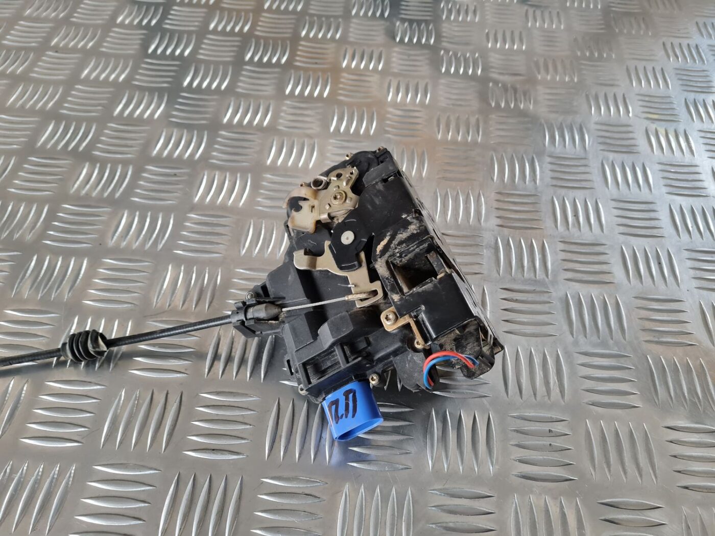 Priekšējo labo durvju slēdzene priekš ŠKODA FABIA 2003 2 Priekšējo labo durvju slēdzene priekš ŠKODA FABIA 2003