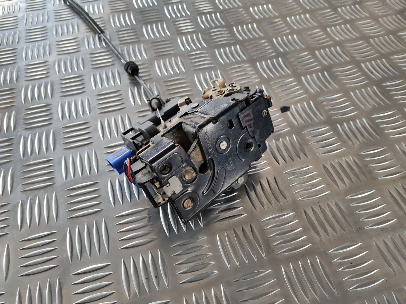 Priekšējo labo durvju slēdzene priekš ŠKODA FABIA 2003 4 Priekšējo labo durvju slēdzene priekš ŠKODA FABIA 2003