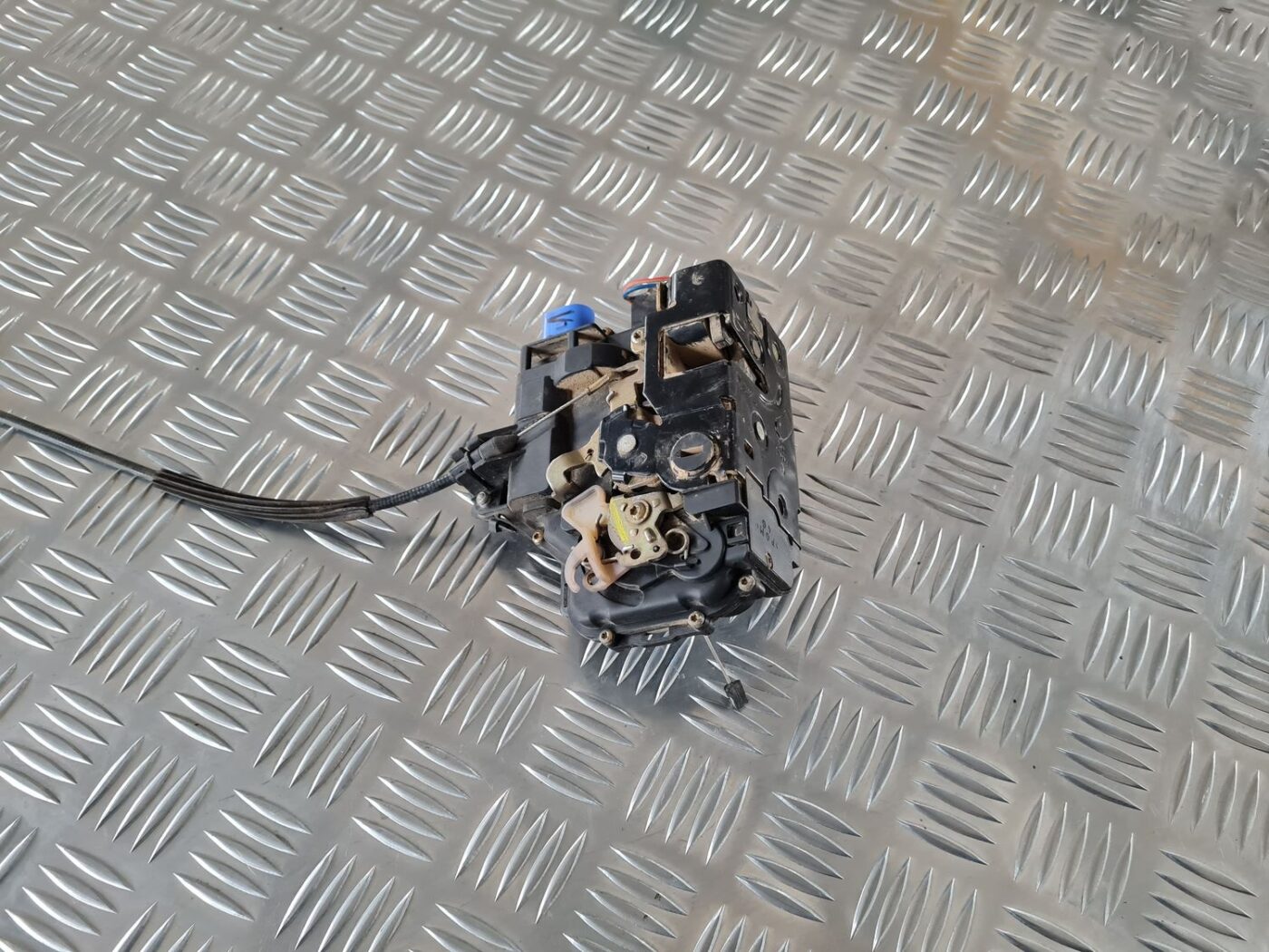 Aizmugurējo kreiso durvju slēdzene priekš ŠKODA FABIA 2003 4 Aizmugurējo kreiso durvju slēdzene priekš ŠKODA FABIA 2003