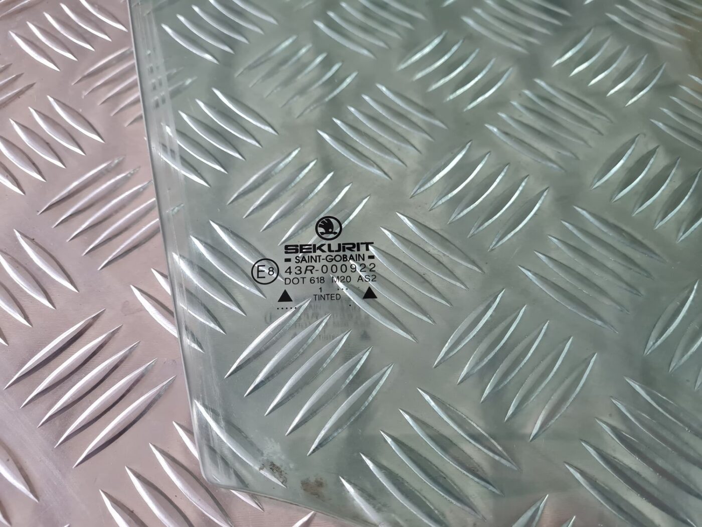 Priekšējo labo durvju stikls priekš ŠKODA FABIA 2003 2 Priekšējo labo durvju stikls priekš ŠKODA FABIA 2003