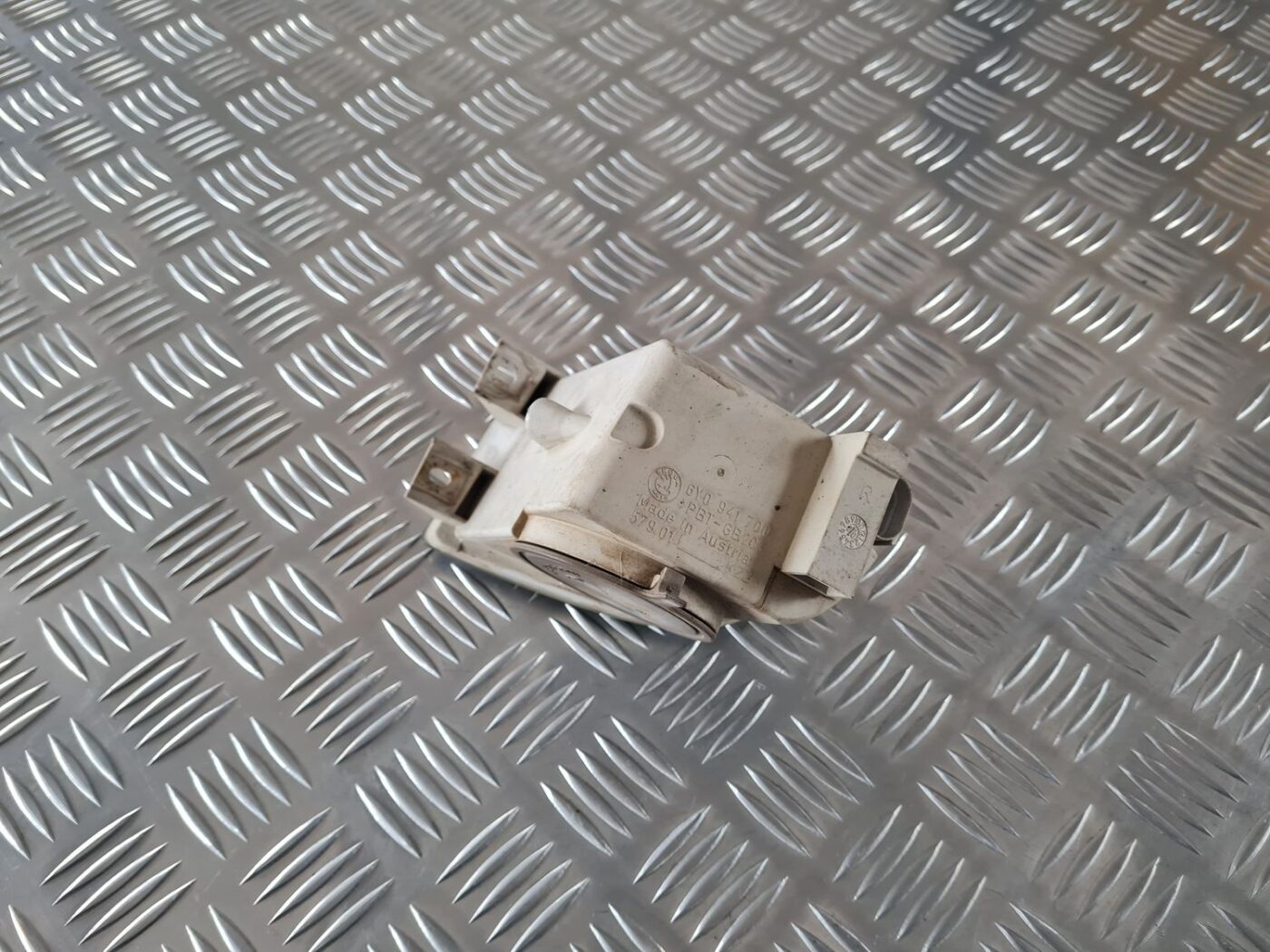 Miglas lukturis priekšā labajā pusē priekš ŠKODA FABIA 2003 5 Miglas lukturis priekšā labajā pusē priekš ŠKODA FABIA 2003