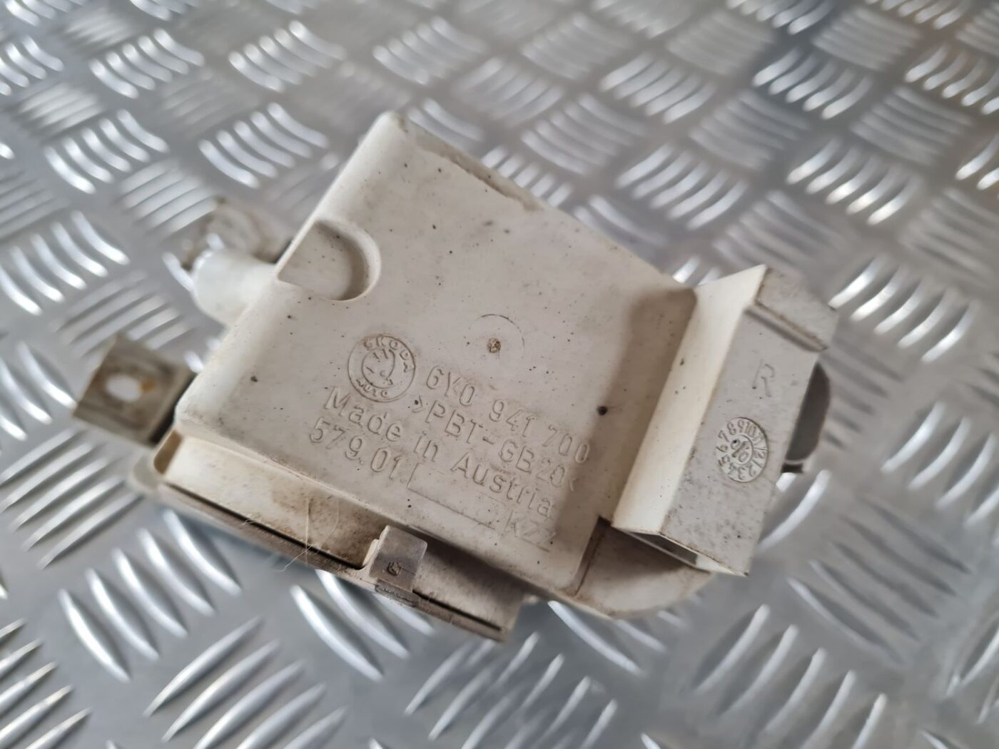 Miglas lukturis priekšā labajā pusē priekš ŠKODA FABIA 2003 4 Miglas lukturis priekšā labajā pusē priekš ŠKODA FABIA 2003