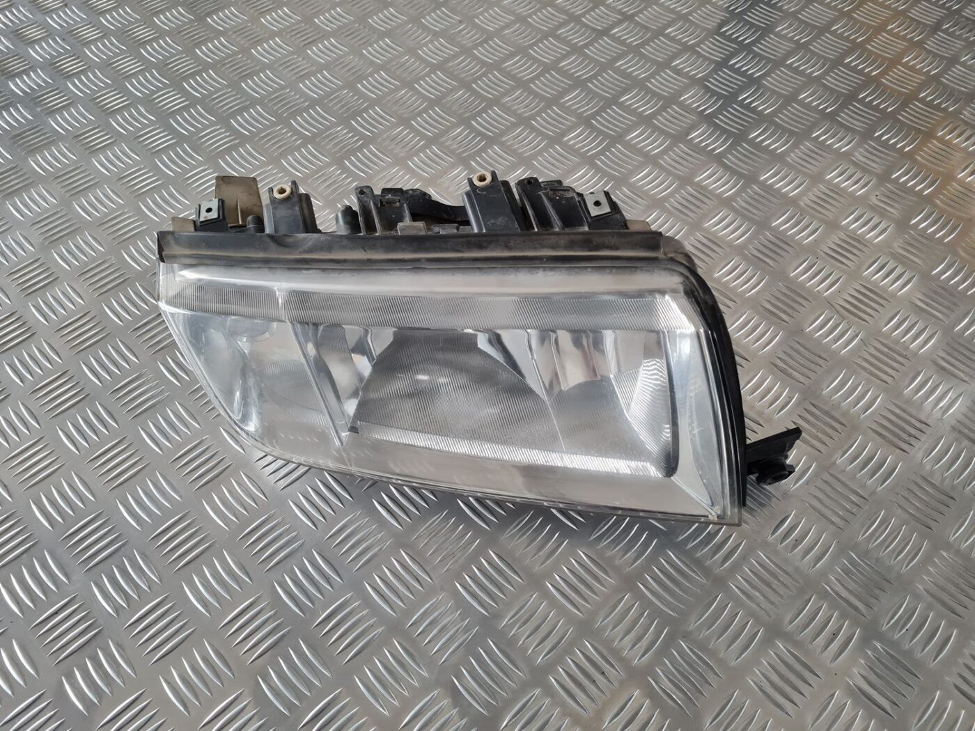 Priekšējais labais lukturis priekš ŠKODA FABIA 2003 1 Priekšējais labais lukturis priekš ŠKODA FABIA 2003