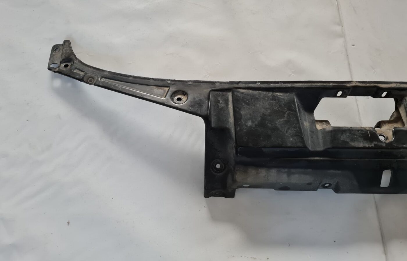 Priekšējā radiatora rāmja augšēja daļa priekš ŠKODA FABIA 2003