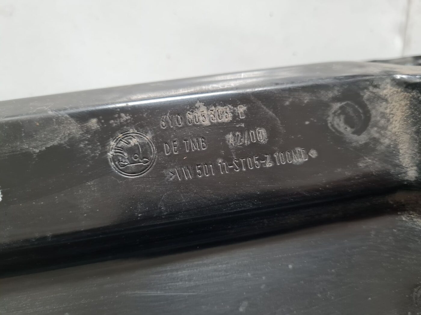 Priekšējā radiatora rāmja augšēja daļa priekš ŠKODA FABIA 2003