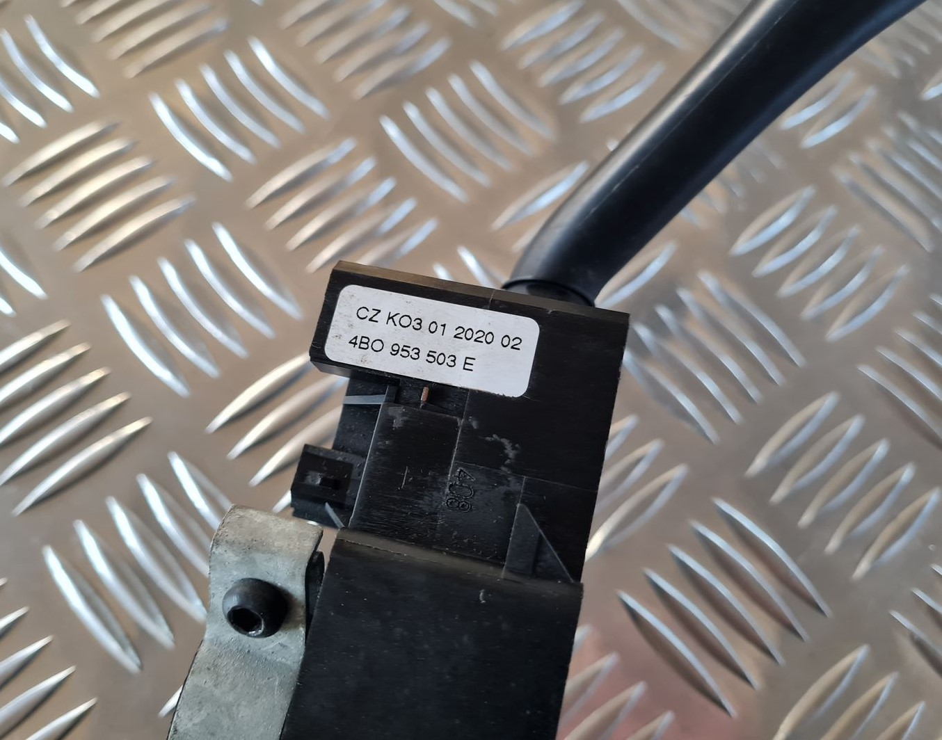 Stūres statnes slēdzis priekš AUDI A6 1998 5 Stūres statnes slēdzis priekš AUDI A6 1998