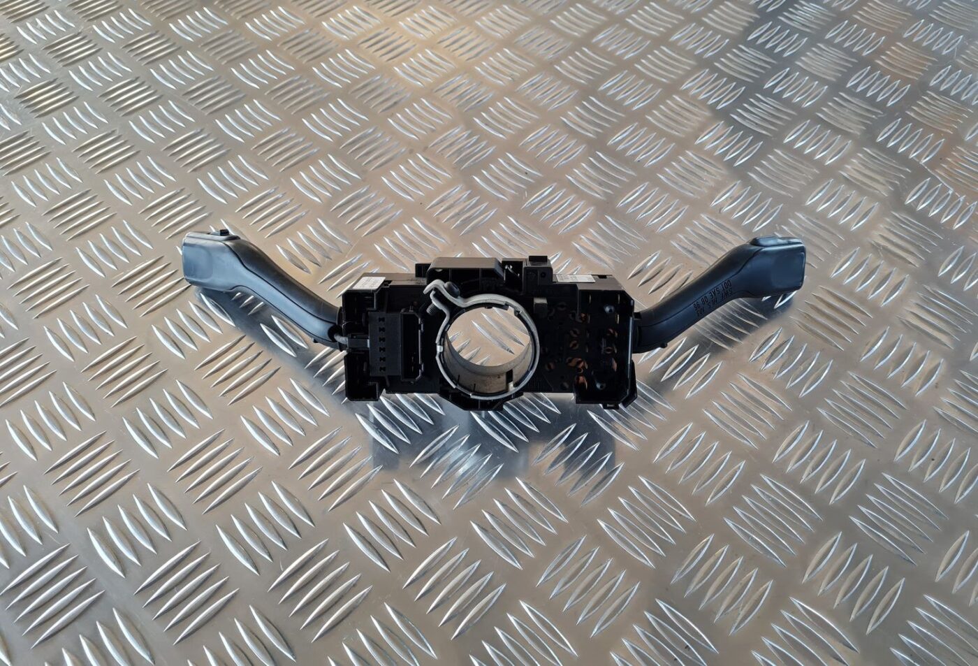 Stūres statnes slēdzis priekš AUDI A6 1998 3 Stūres statnes slēdzis priekš AUDI A6 1998