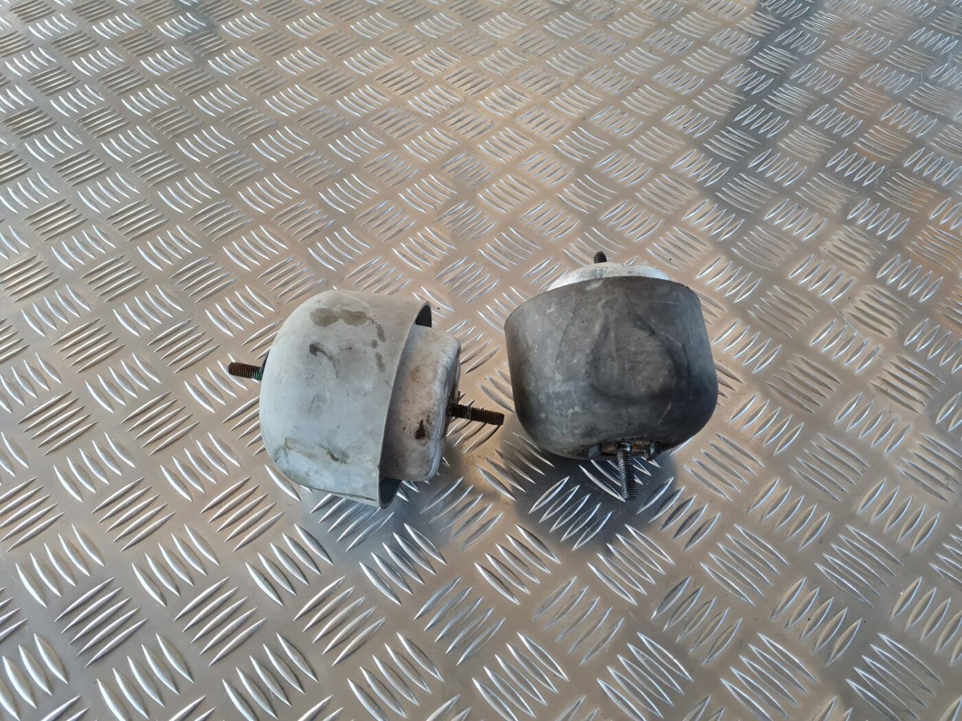 Dzinēja spilvens priekš AUDI A6 1998