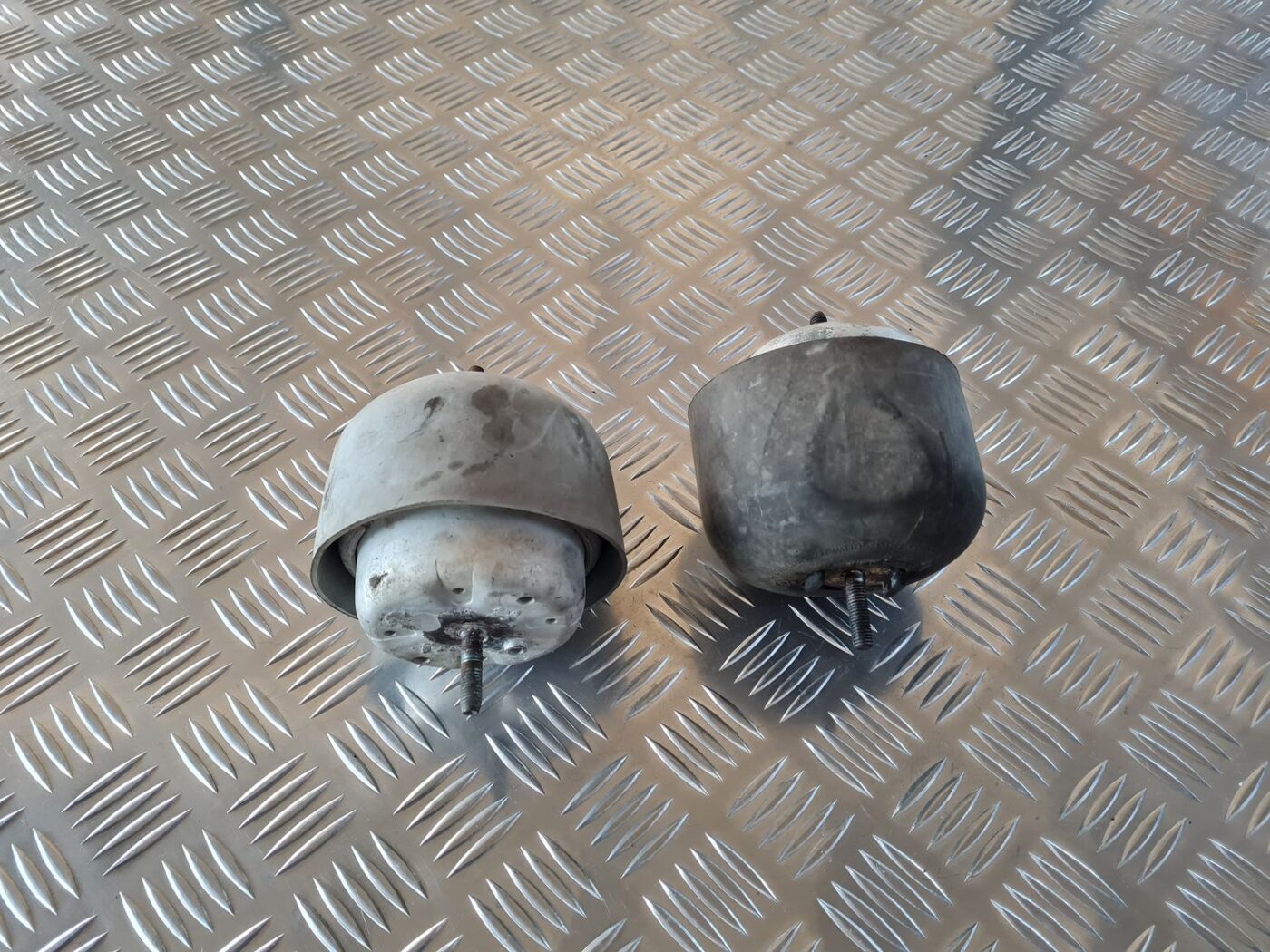 Dzinēja spilvens priekš AUDI A6 1998