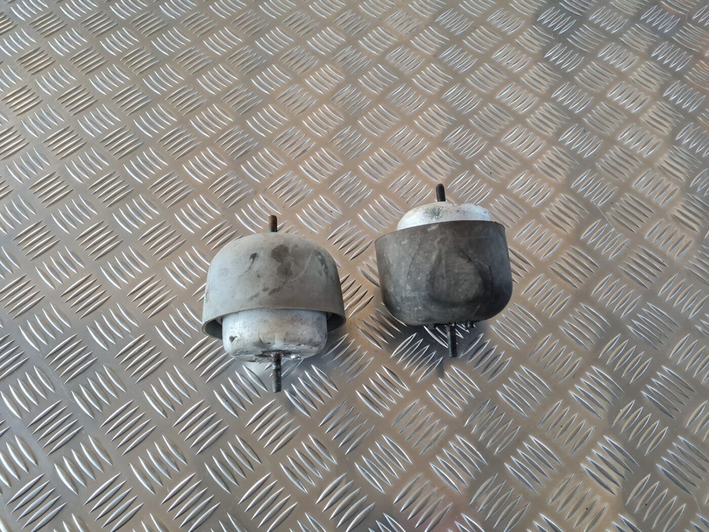 Dzinēja spilvens priekš AUDI A6 1998