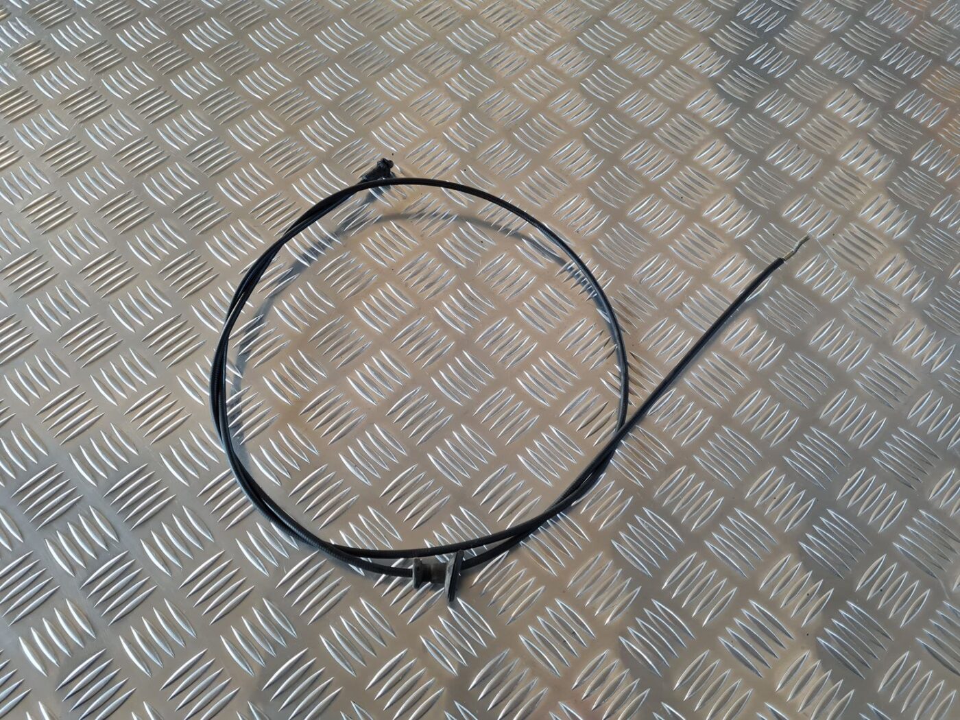 Pārsega slēdzenes trose priekš AUDI A6 1998 1 Pārsega slēdzenes trose priekš AUDI A6 1998