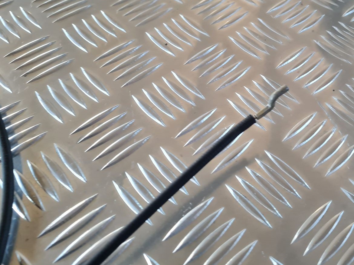 Pārsega slēdzenes trose priekš AUDI A6 1998 2 Pārsega slēdzenes trose priekš AUDI A6 1998