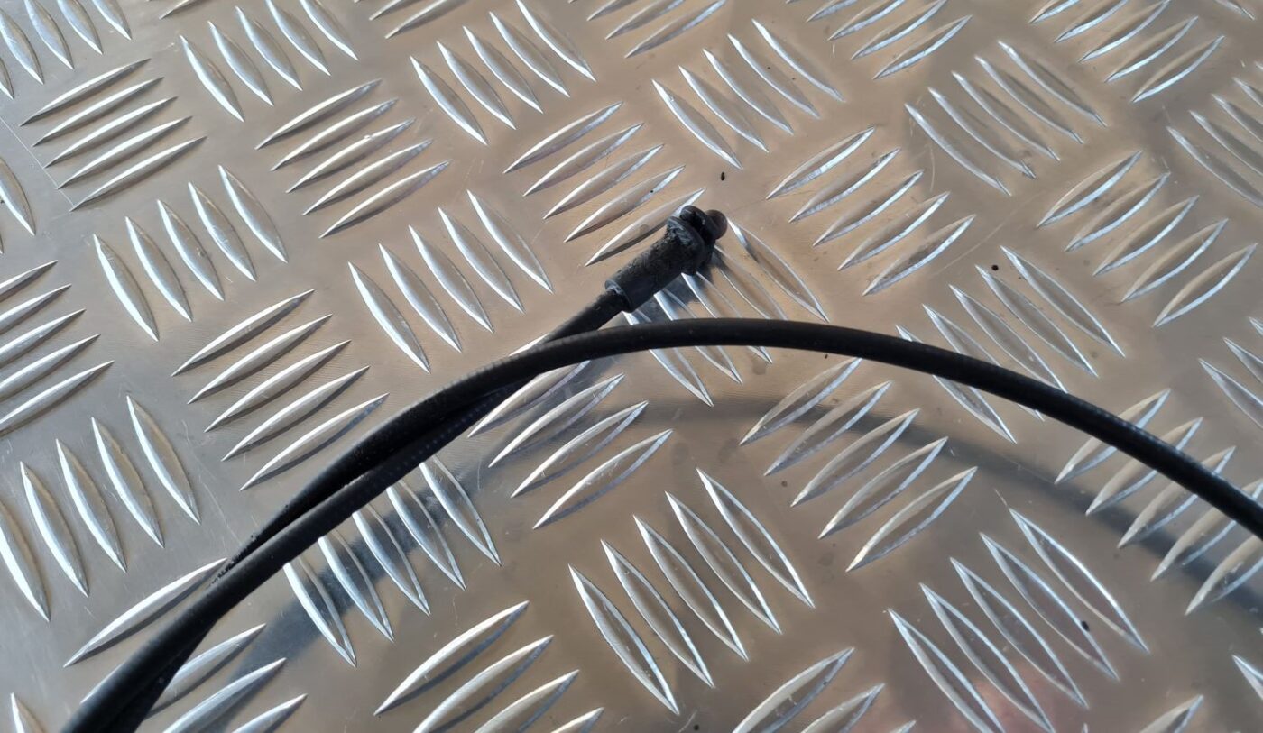 Pārsega slēdzenes trose priekš AUDI A6 1998 3 Pārsega slēdzenes trose priekš AUDI A6 1998