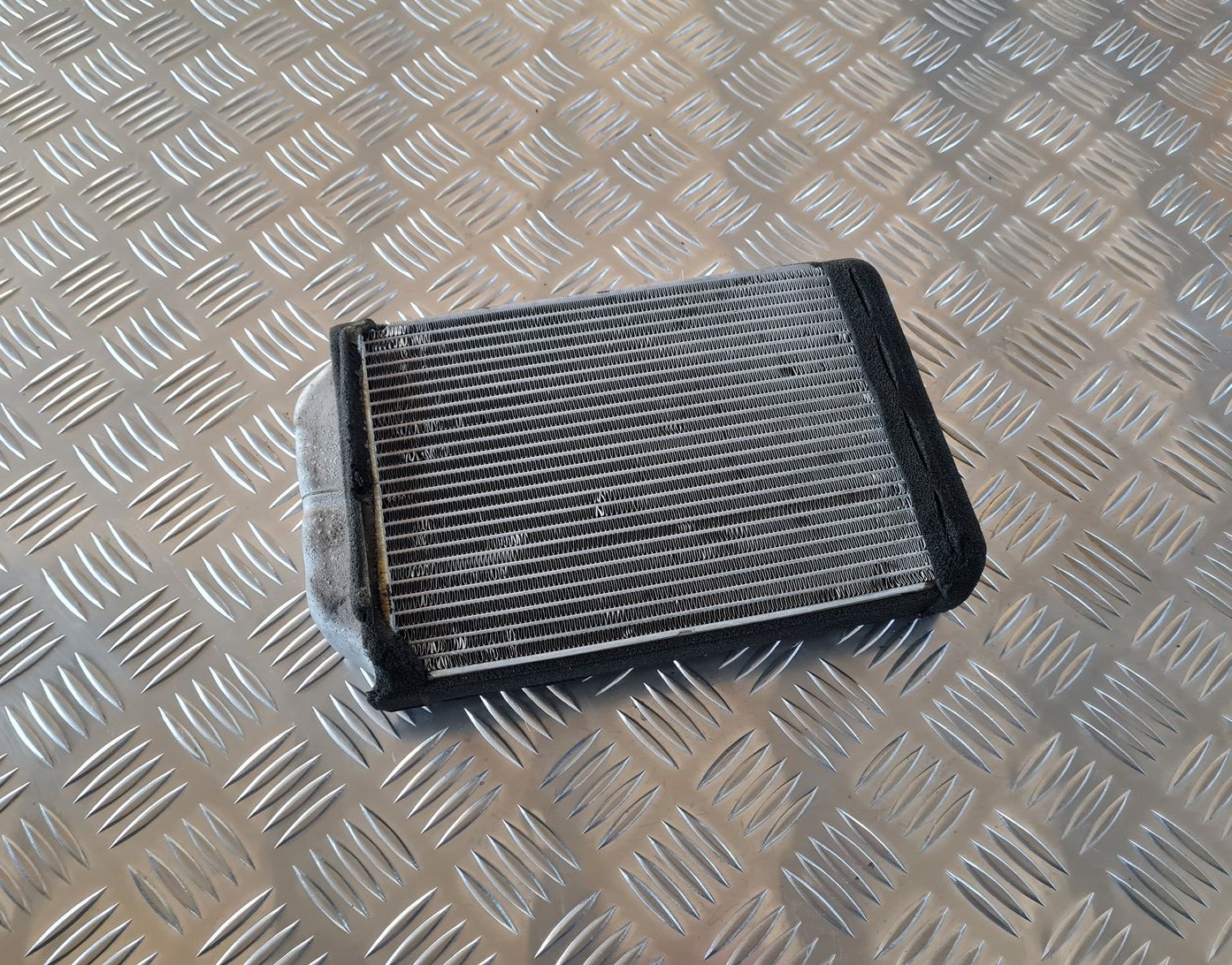 Apsildes sistēmas radiators priekš AUDI A6 1998 2 Apsildes sistēmas radiators priekš AUDI A6 1998