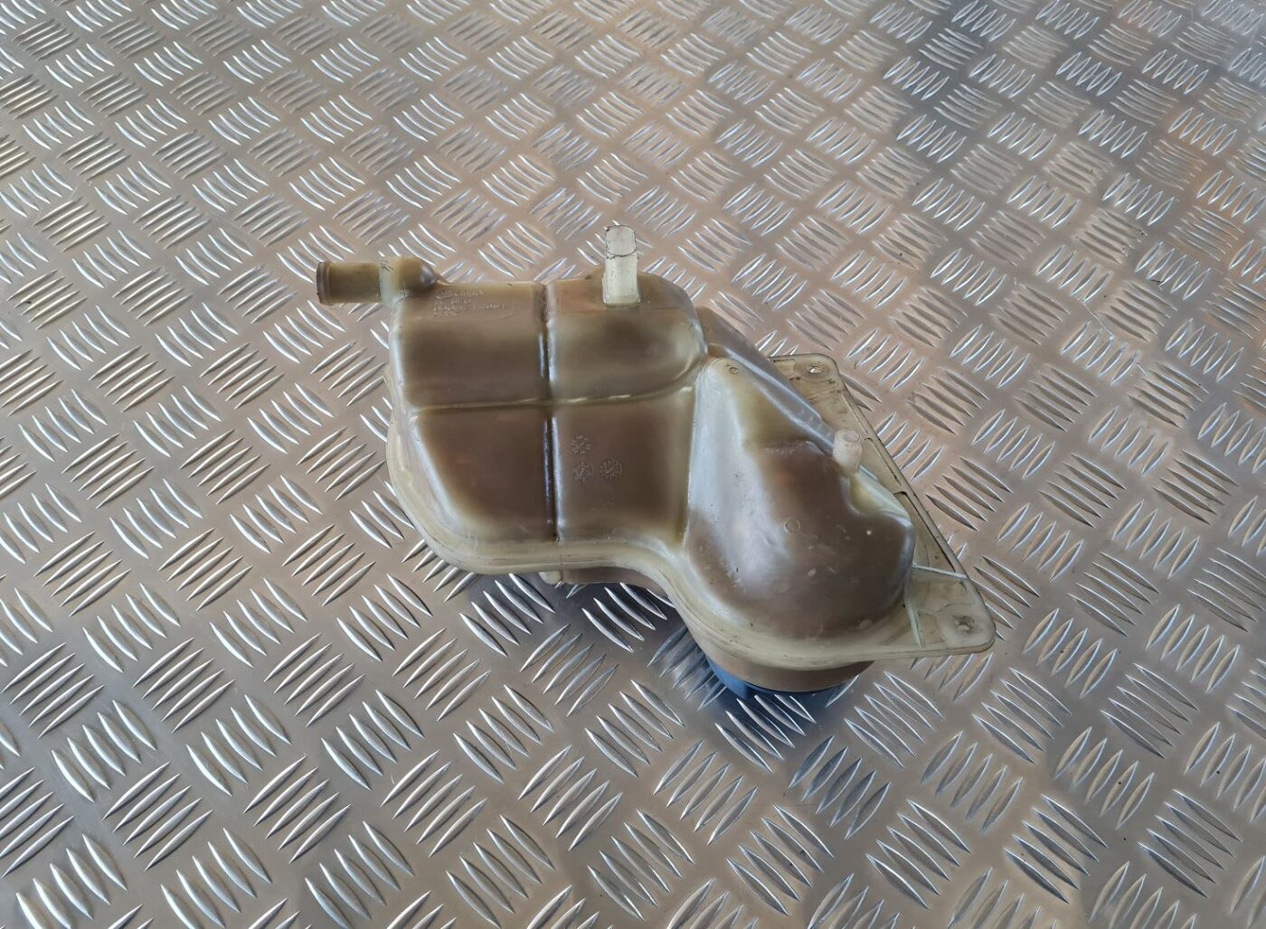 Dzesēšanas šķidruma tvertne priekš AUDI A6 1998 2 Dzesēšanas šķidruma tvertne priekš AUDI A6 1998