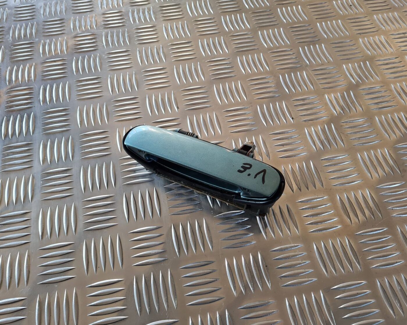 Aizmugurējais kreisais durvju rokturis priekš AUDI A6 1998