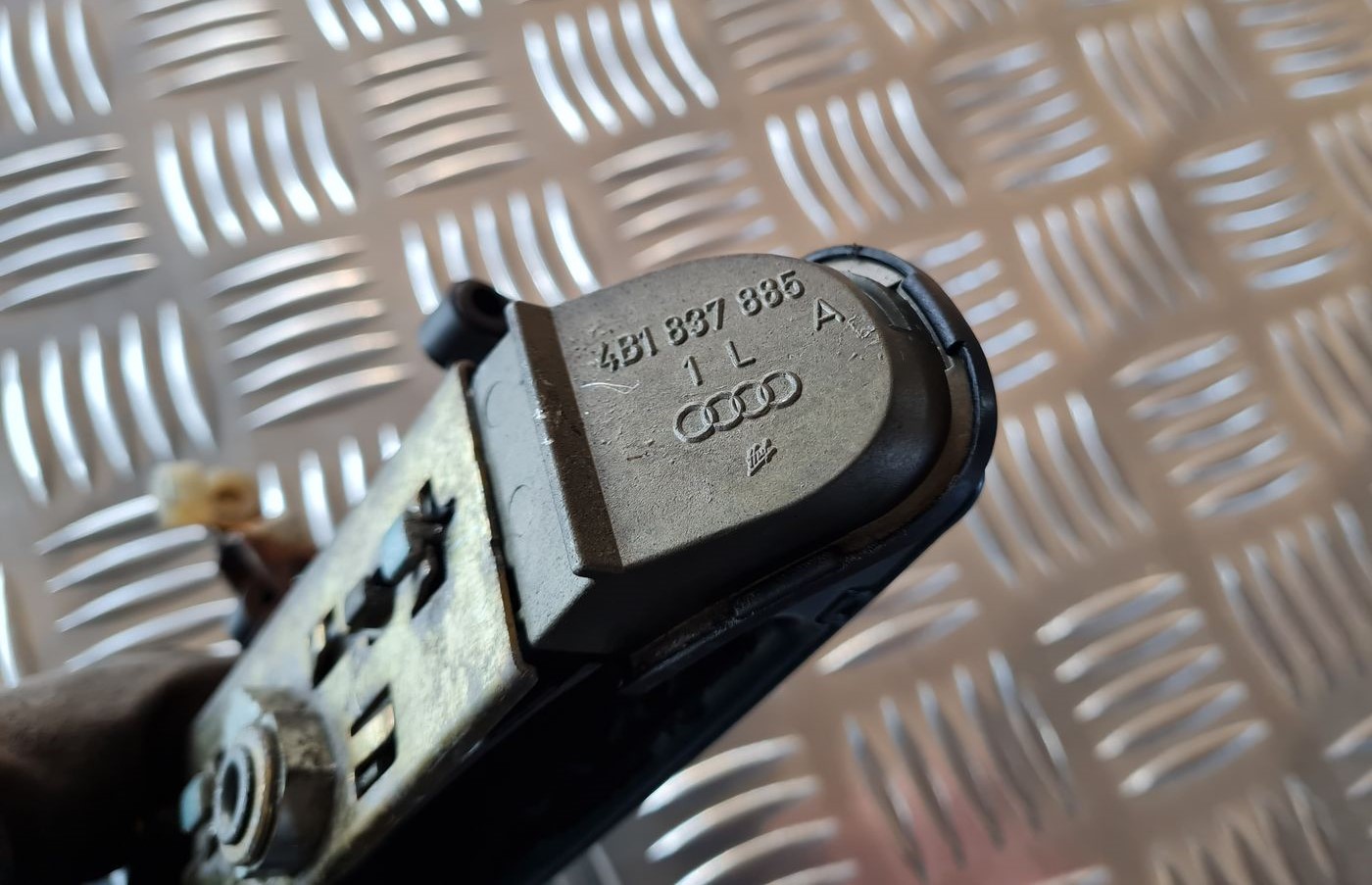 Aizmugurējais kreisais durvju rokturis priekš AUDI A6 1998