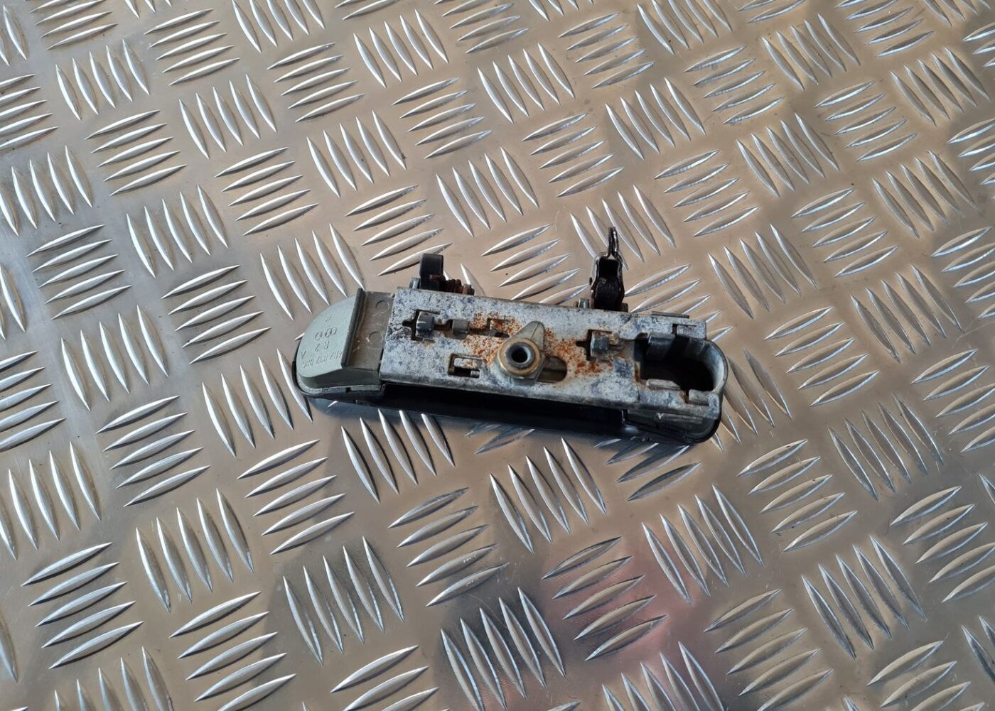 Aizmugurējāis labais durvju rokturis priekš AUDI A6 1998