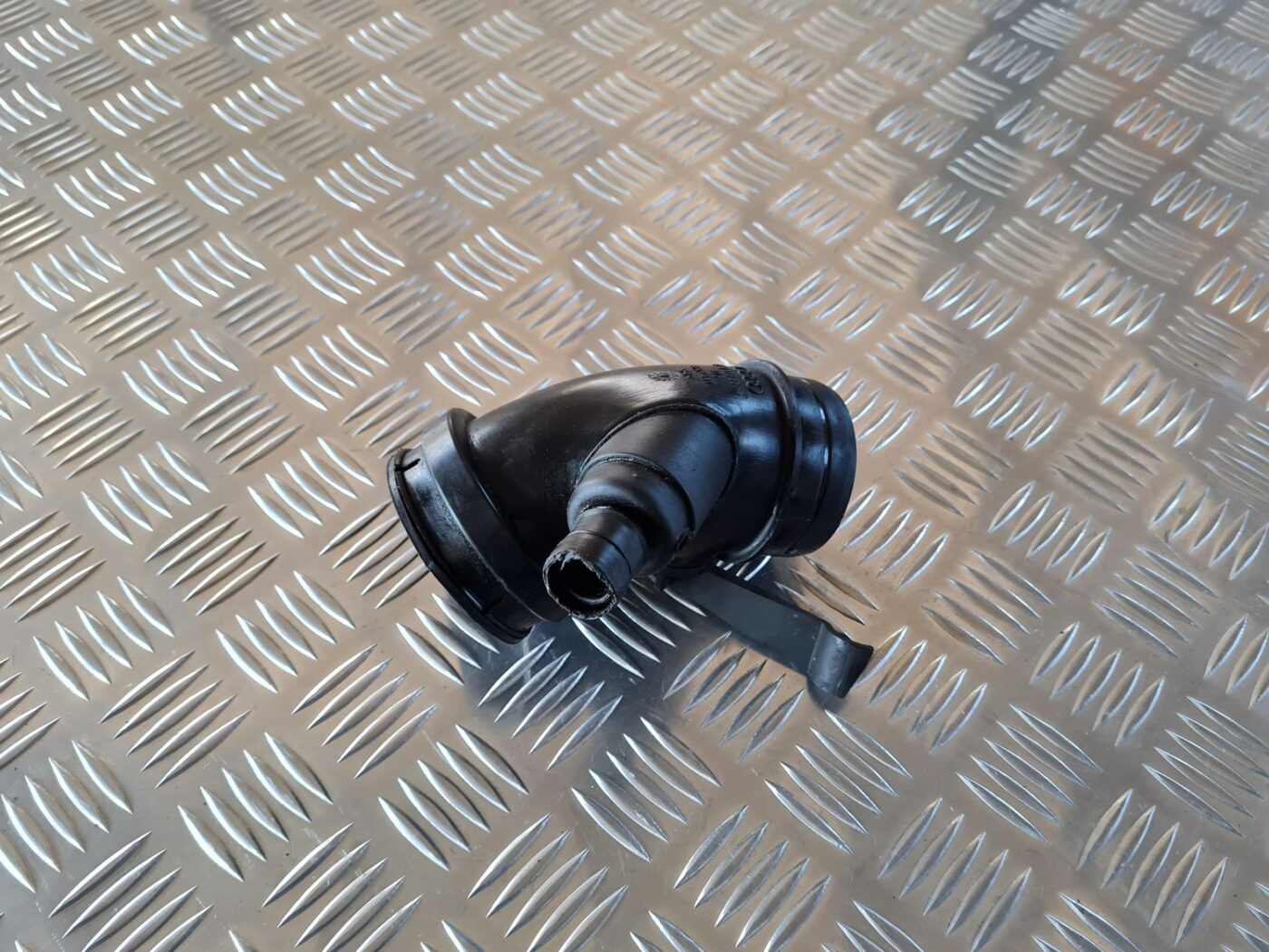 Gaisa ieplūdes šļūtene priekš AUDI A6 1998 2 Gaisa ieplūdes šļūtene priekš AUDI A6 1998