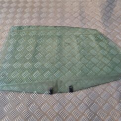 Aizmugurējo kreiso durvju stikls priekš AUDI A6 1998