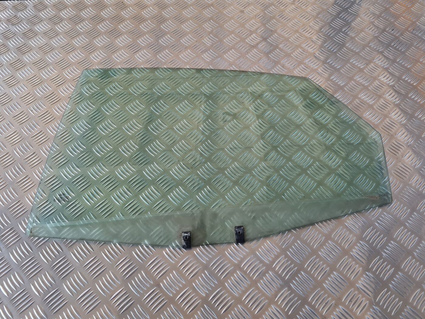 Aizmugurējo kreiso durvju stikls priekš AUDI A6 1998 1 Aizmugurējo kreiso durvju stikls priekš AUDI A6 1998