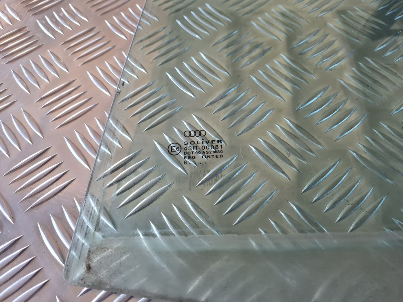 Aizmugurējo kreiso durvju stikls priekš AUDI A6 1998 2 Aizmugurējo kreiso durvju stikls priekš AUDI A6 1998