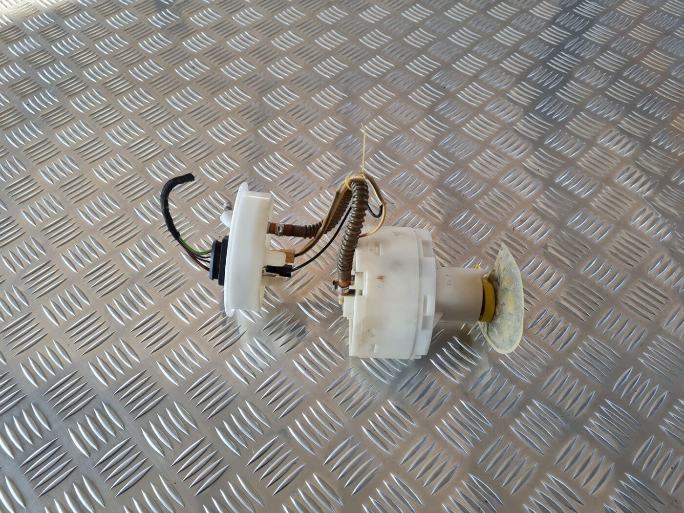 Degvielas tvertnes sūknis priekš AUDI A6 1998 1 Degvielas tvertnes sūknis priekš AUDI A6 1998