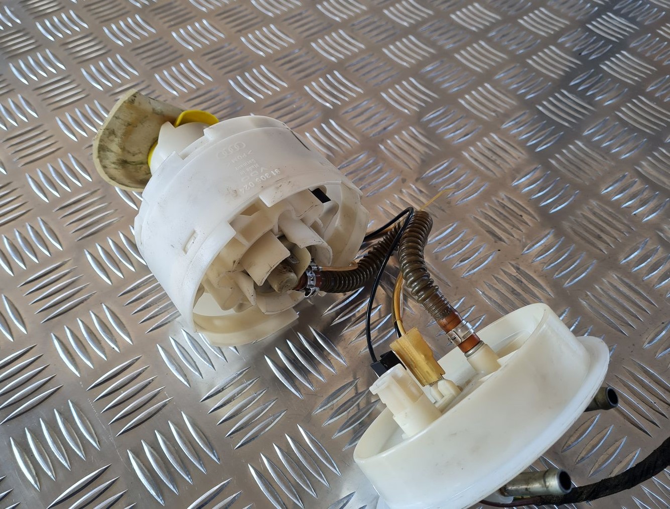 Degvielas tvertnes sūknis priekš AUDI A6 1998 3 Degvielas tvertnes sūknis priekš AUDI A6 1998