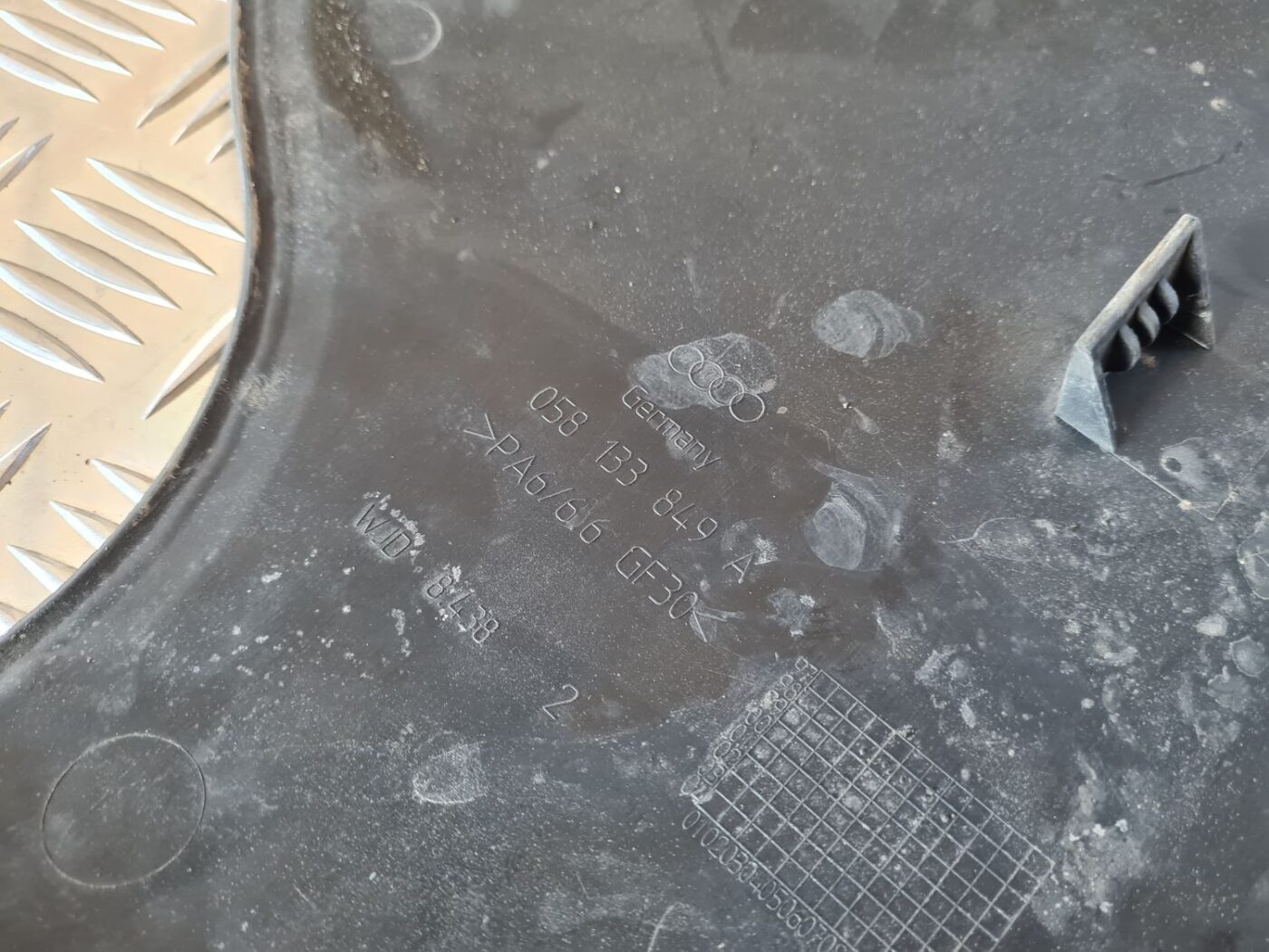 Dzinēja nodalījuma plastmasa priekš AUDI A6 1998