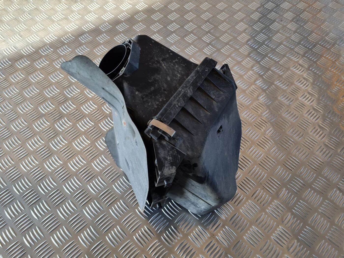 Gaisa filtra korpuss priekš AUDI A6 1998 1 Gaisa filtra korpuss priekš AUDI A6 1998