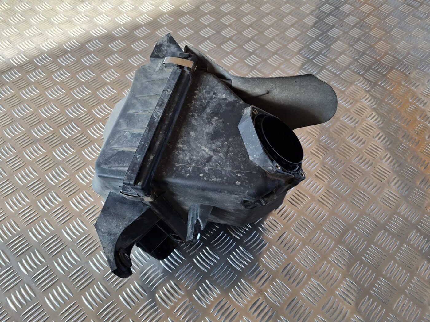 Gaisa filtra korpuss priekš AUDI A6 1998 2 Gaisa filtra korpuss priekš AUDI A6 1998