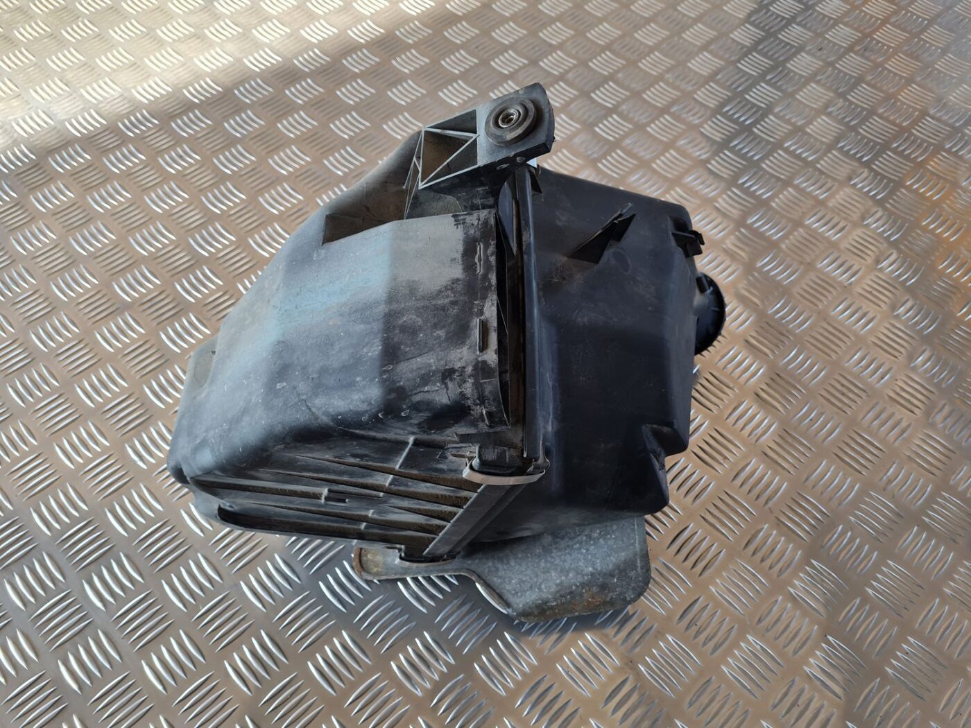 Gaisa filtra korpuss priekš AUDI A6 1998 3 Gaisa filtra korpuss priekš AUDI A6 1998