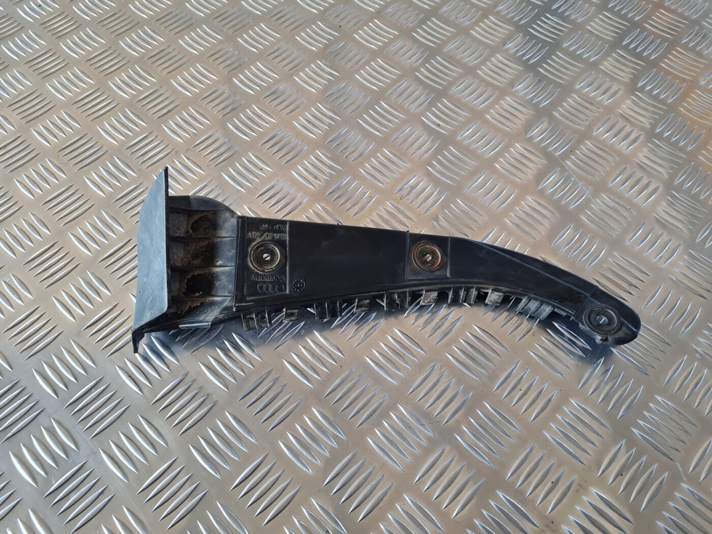 Aizmugurējā spārna un bufera stiprinājums priekš AUDI A6 1998